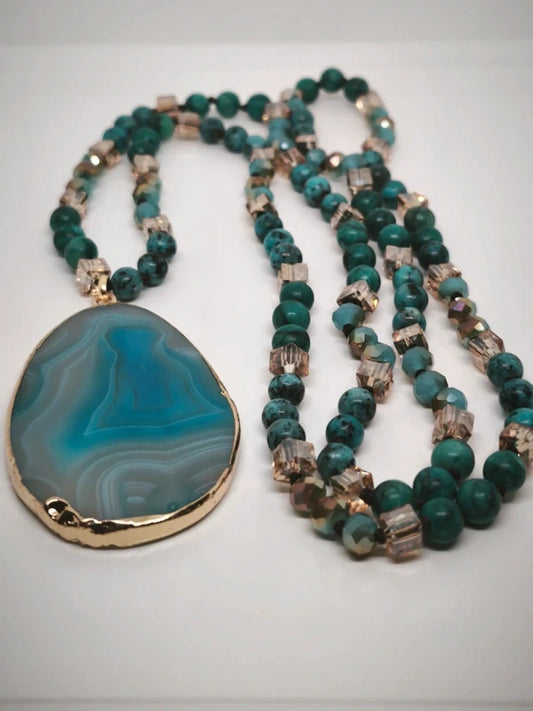 Collier en turquoise africaine et verre coloré, pendentif en agate