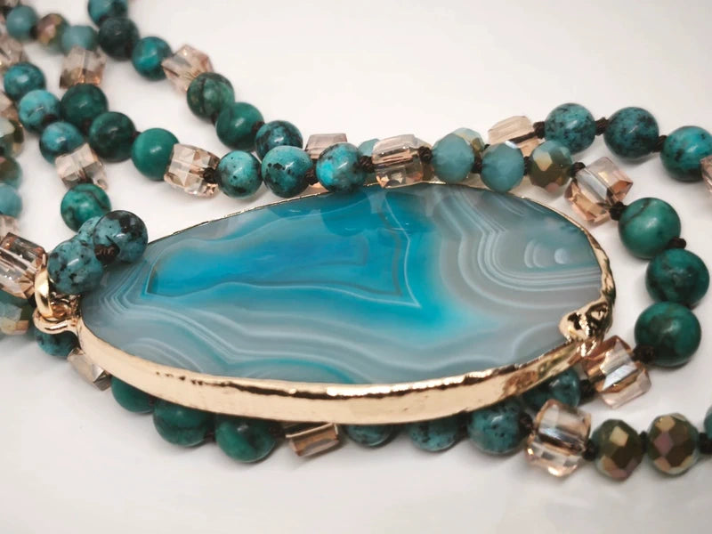 Collier en turquoise africaine et verre coloré, pendentif en agate