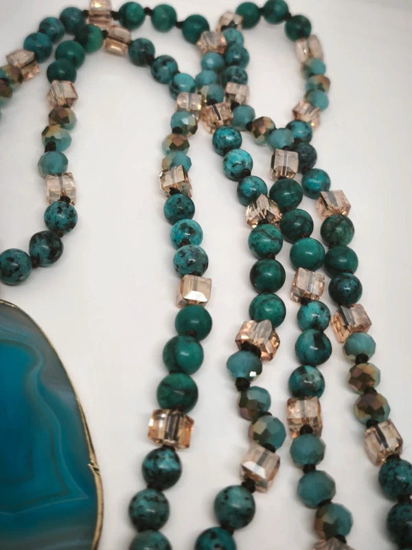 Collier en turquoise africaine et verre coloré, pendentif en agate