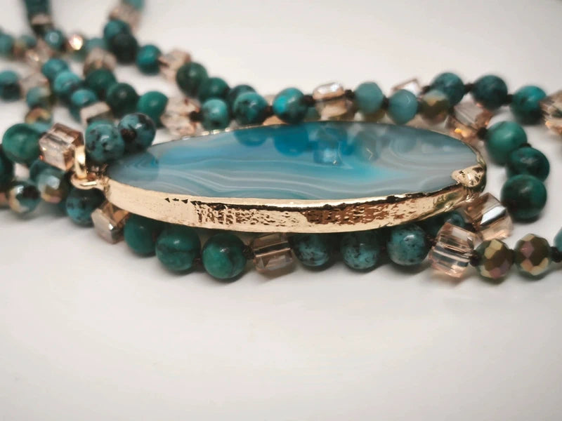 Collier en turquoise africaine et verre coloré, pendentif en agate