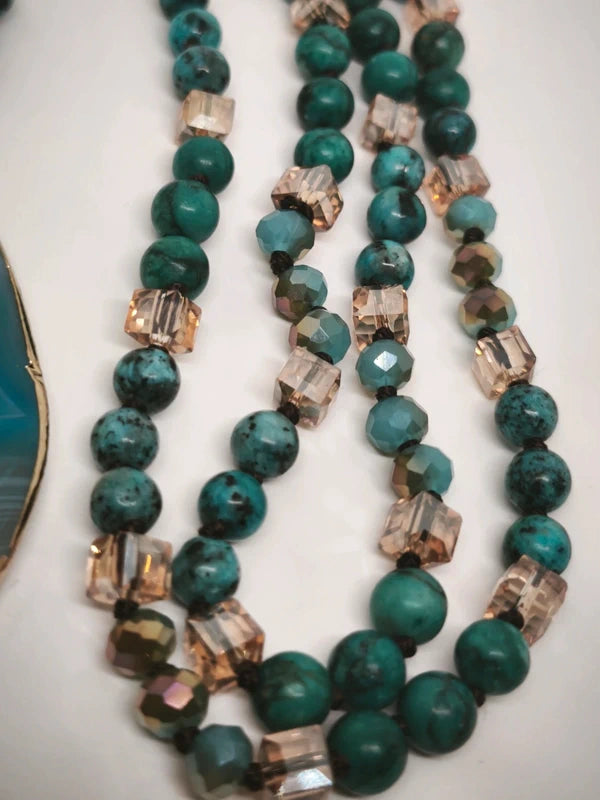 Collier en turquoise africaine et verre coloré, pendentif en agate