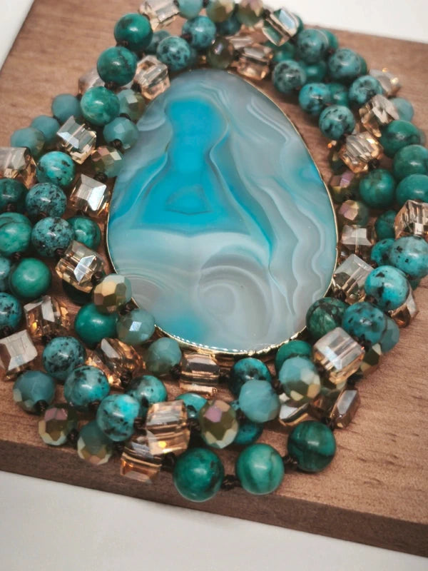 Collier en turquoise africaine et verre coloré, pendentif en agate