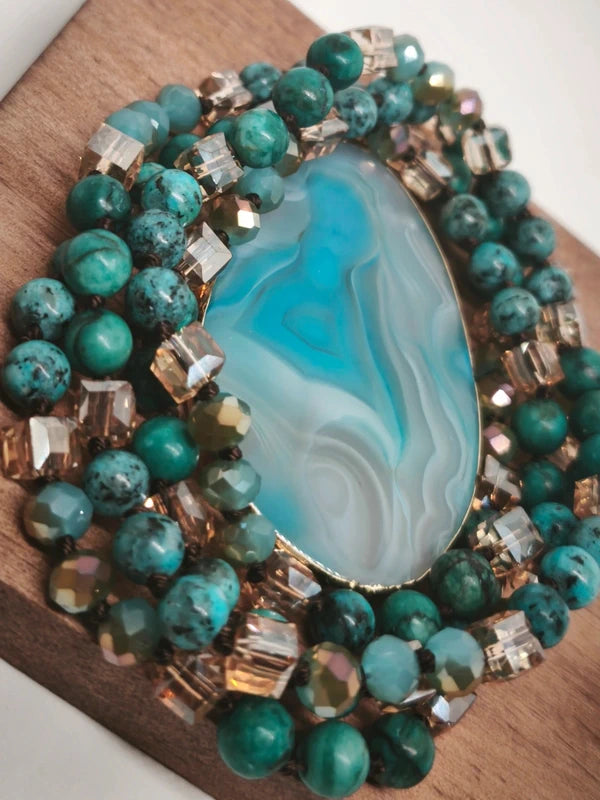 Collier en turquoise africaine et verre coloré, pendentif en agate