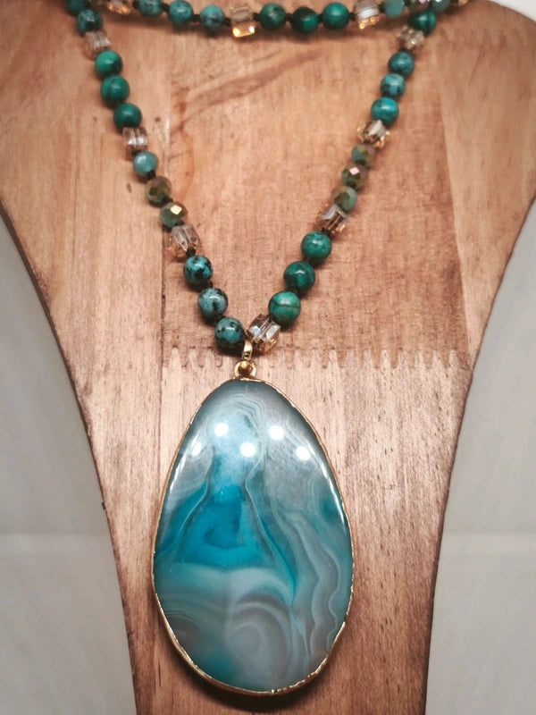 Collier en turquoise africaine et verre coloré, pendentif en agate