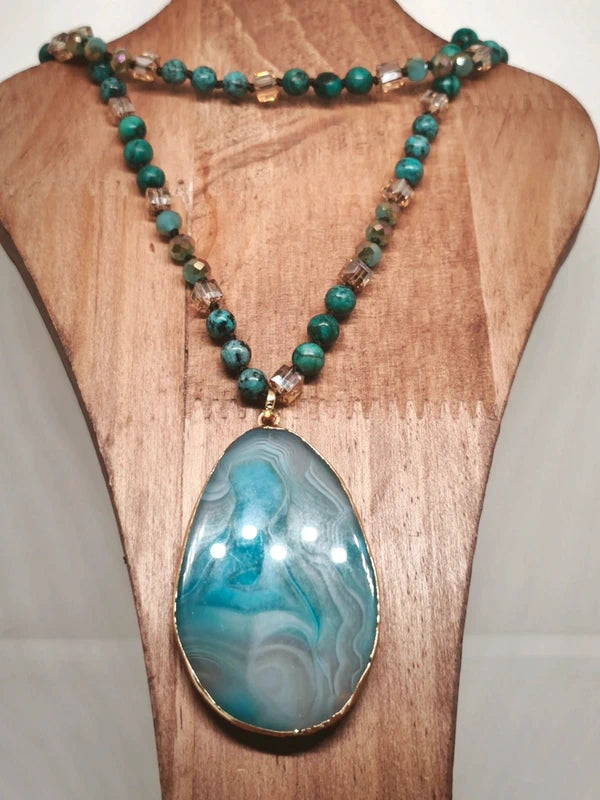 Collier en turquoise africaine et verre coloré, pendentif en agate
