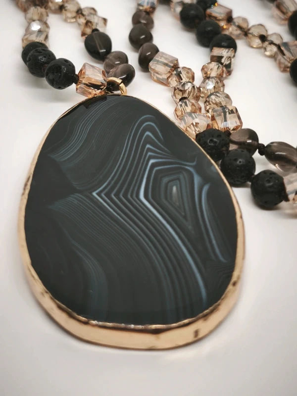 Collier mutliperles, pendentif en agate noire