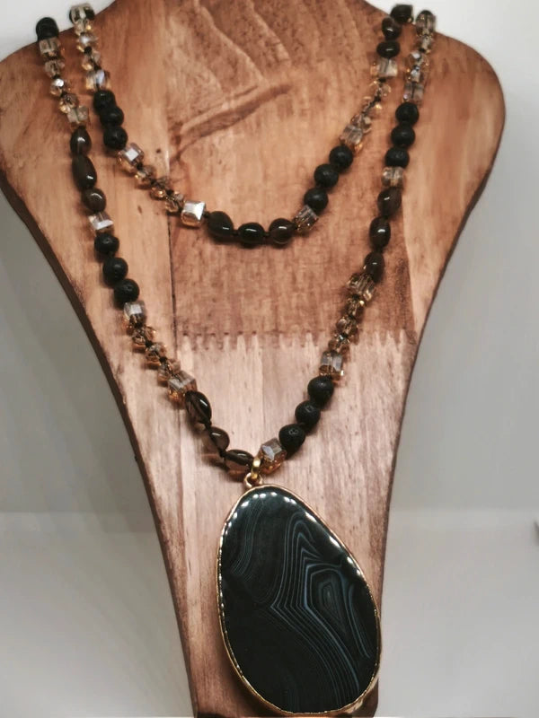 Collier mutliperles, pendentif en agate noire