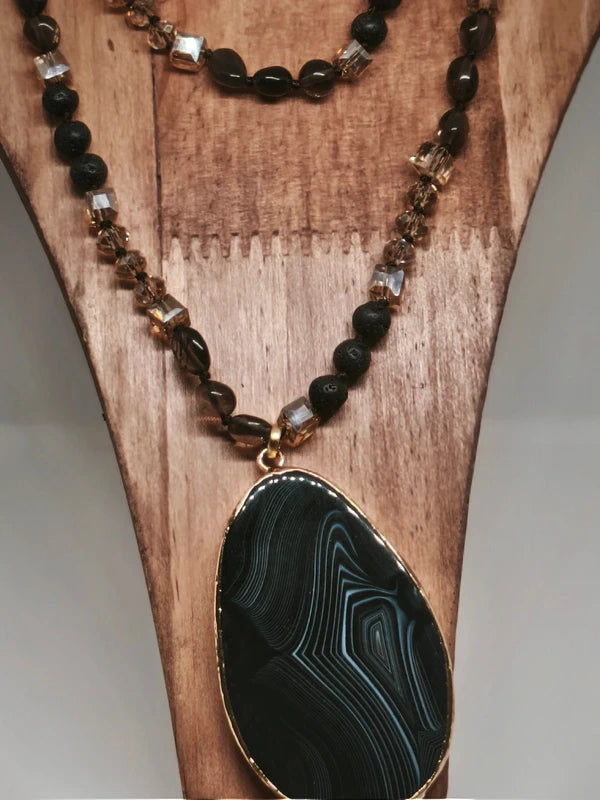 Collier mutliperles, pendentif en agate noire
