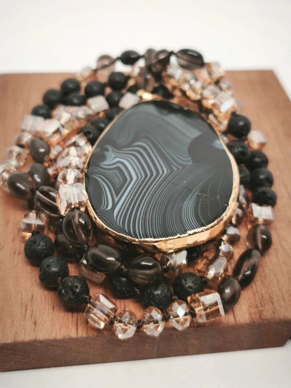 Collier mutliperles, pendentif en agate noire