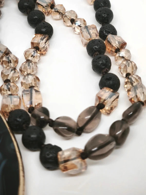 Collier mutliperles, pendentif en agate noire