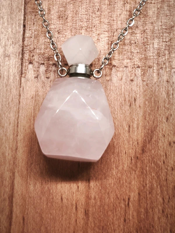 Collier mignonnette de parfum en quartz rose.