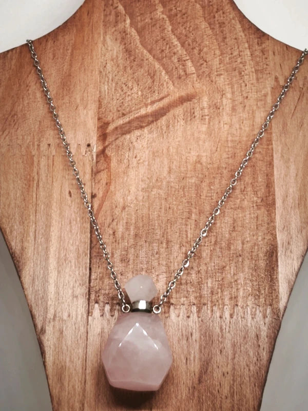Collier mignonnette de parfum en quartz rose.