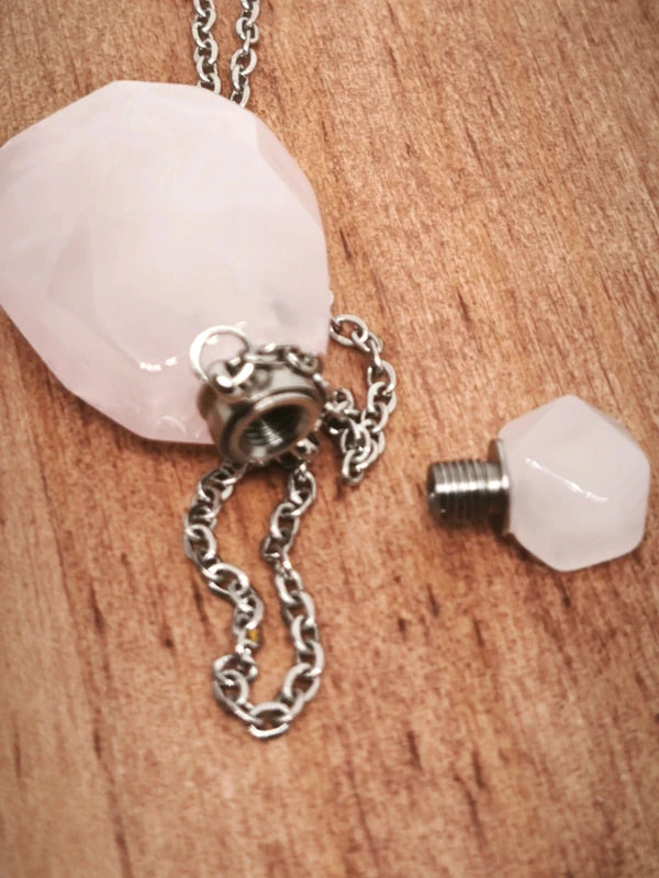 Collier mignonnette de parfum en quartz rose.