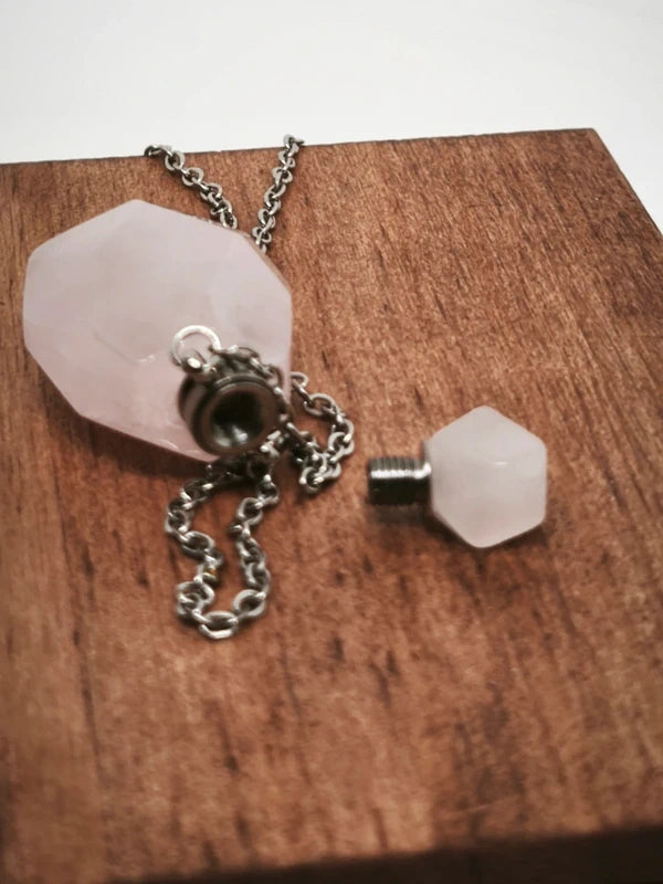 Collier mignonnette de parfum en quartz rose.