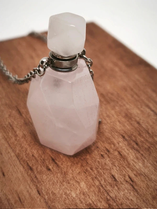 Collier mignonnette de parfum en quartz rose.
