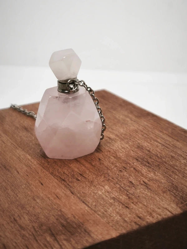 Collier mignonnette de parfum en quartz rose.