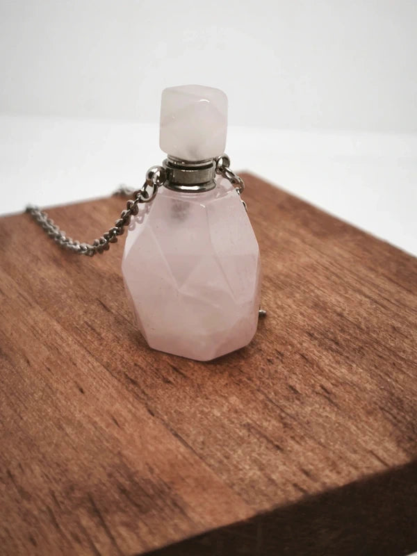 Collier mignonnette de parfum en quartz rose.
