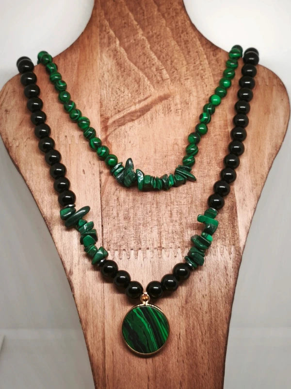 Colliers en agate noire et malachite résinée