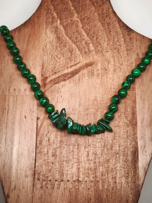 Colliers en agate noire et malachite résinée