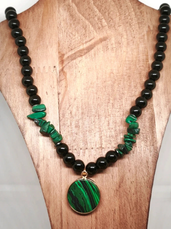 Colliers en agate noire et malachite résinée