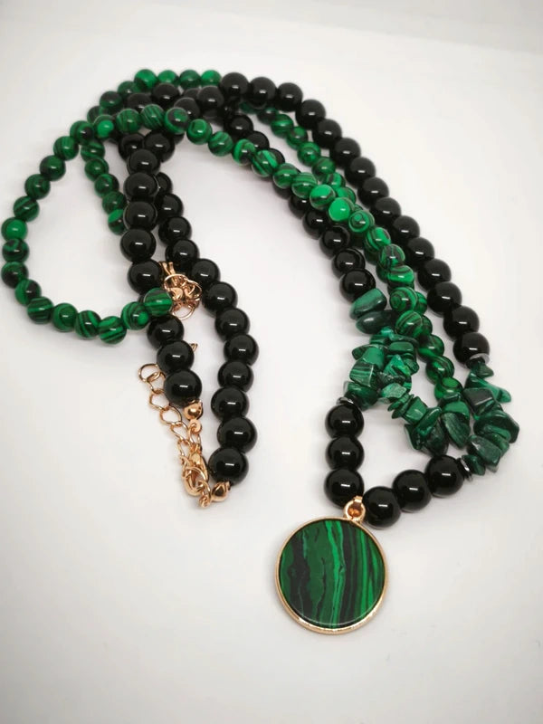 Colliers en agate noire et malachite résinée