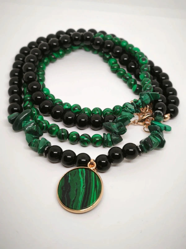 Colliers en agate noire et malachite résinée