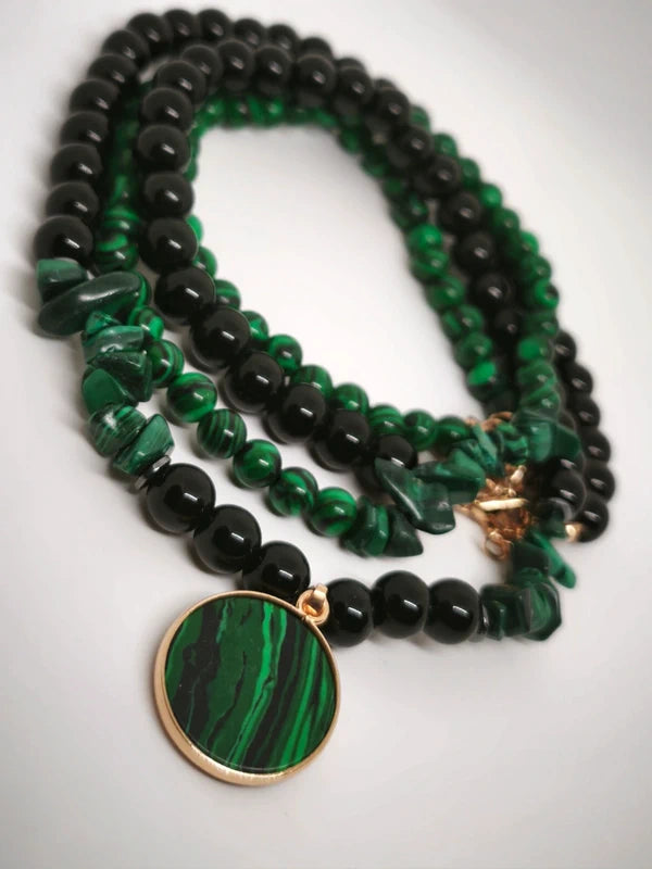Colliers en agate noire et malachite résinée