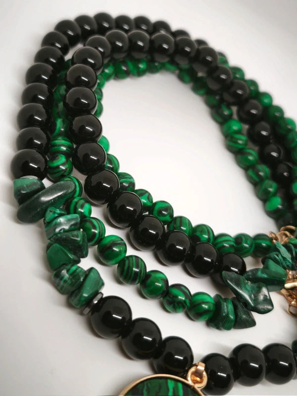 Colliers en agate noire et malachite résinée