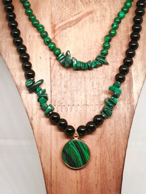 Colliers en agate noire et malachite résinée