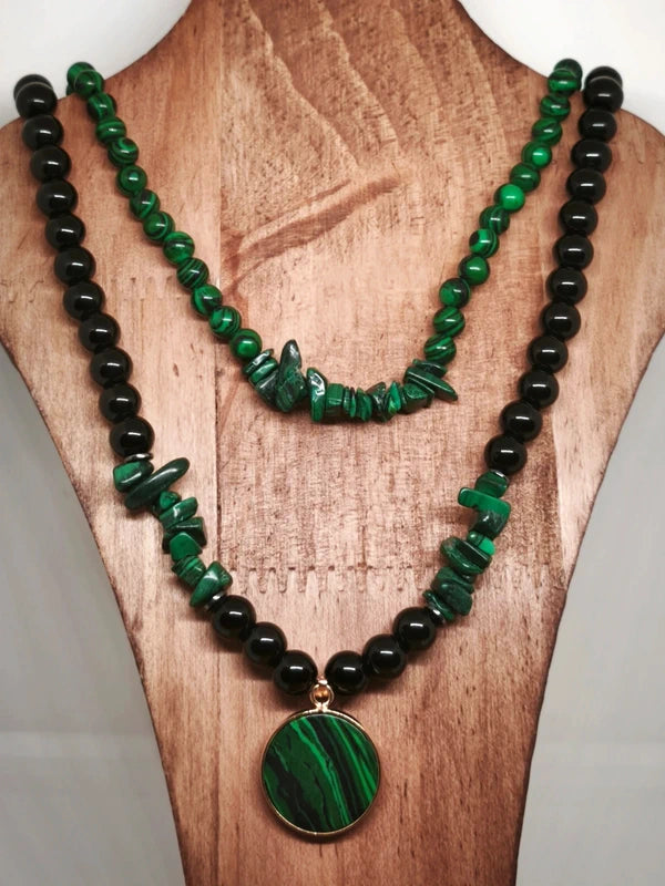 Colliers en agate noire et malachite résinée