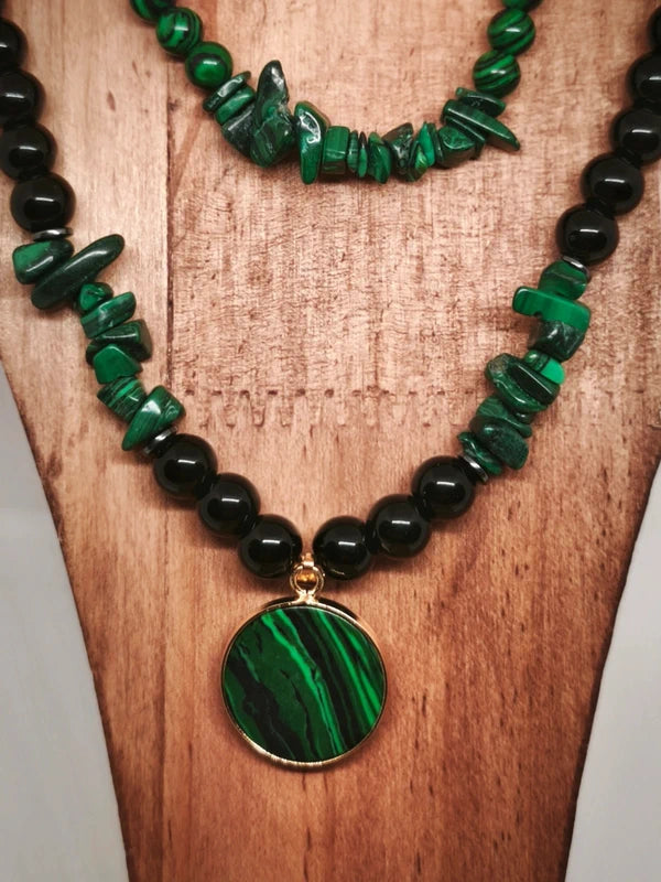 Colliers en agate noire et malachite résinée