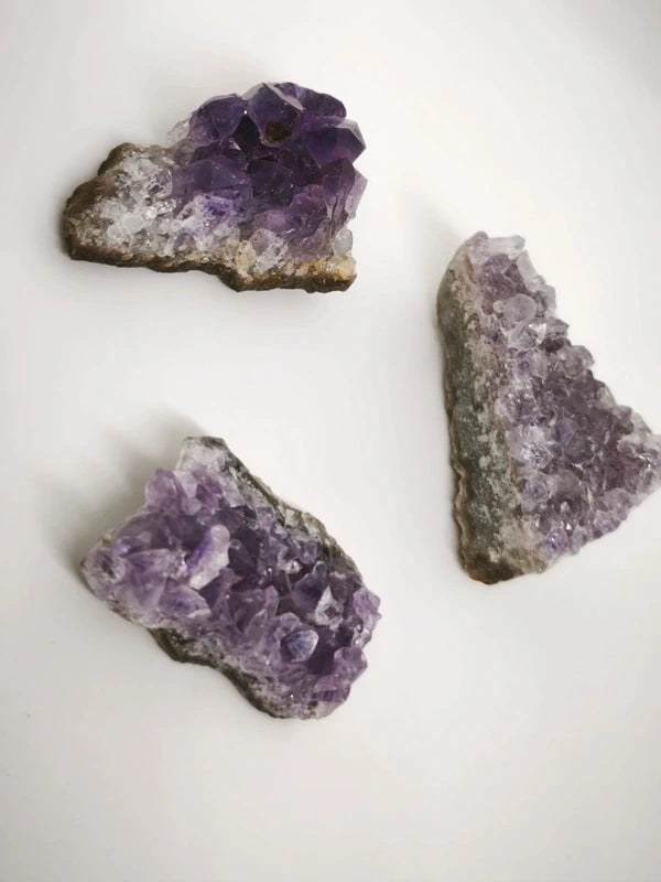 3 petites géodes d'améthyste