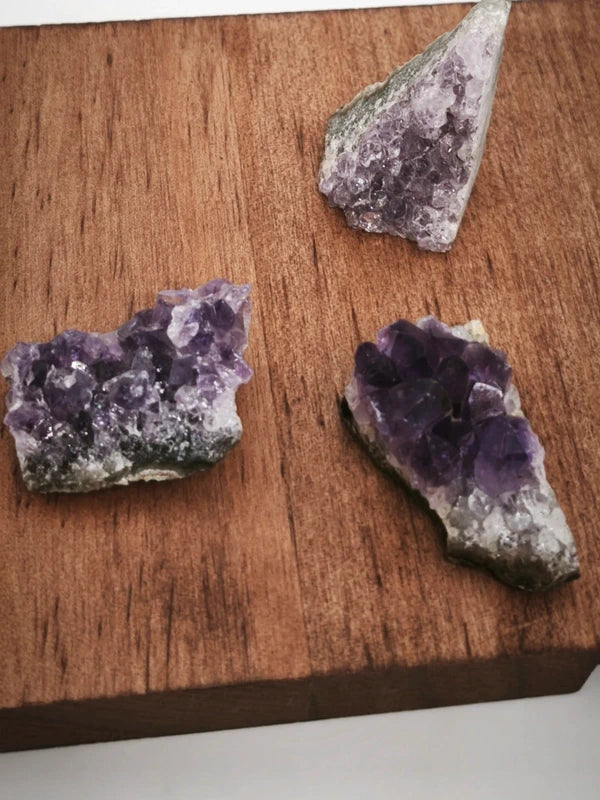 3 petites géodes d'améthyste