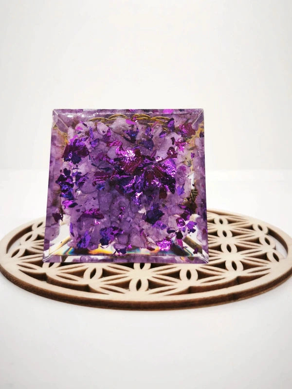 Pyramide orgonite Bouddha en améthyste
