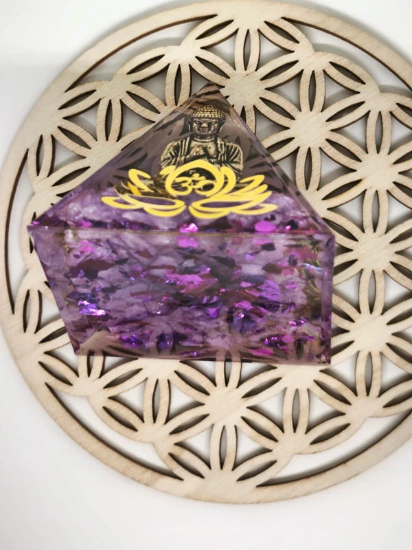 Pyramide orgonite Bouddha en améthyste