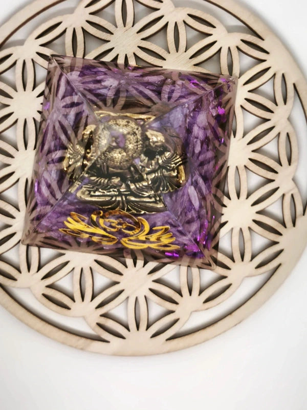 Pyramide orgonite Bouddha en améthyste