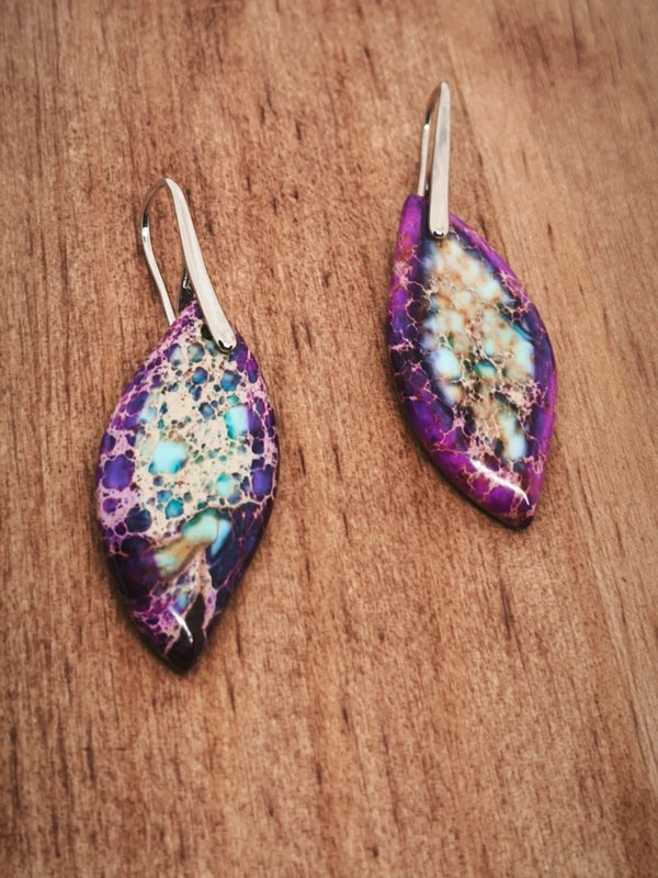 Boucles d'oreilles en jaspe sédimentaire violet.