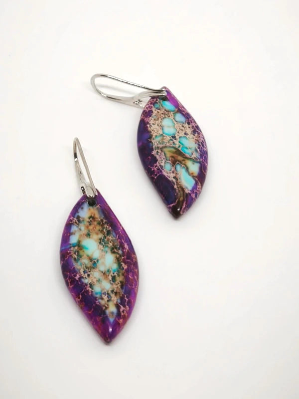 Boucles d'oreilles en jaspe sédimentaire violet.