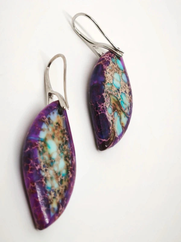 Boucles d'oreilles en jaspe sédimentaire violet.