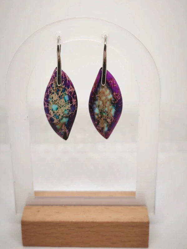 Boucles d'oreilles en jaspe sédimentaire violet.