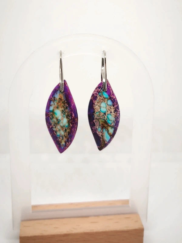 Boucles d'oreilles en jaspe sédimentaire violet.