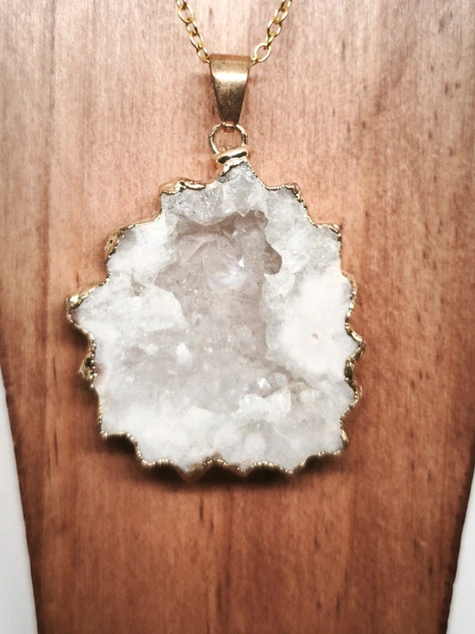Collier en cristal de roche blanc.