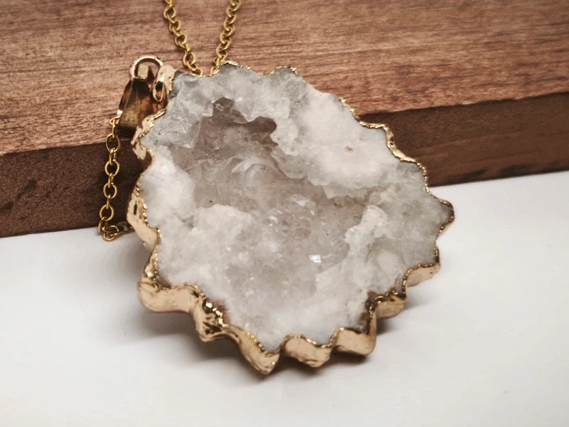 Collier en cristal de roche blanc.