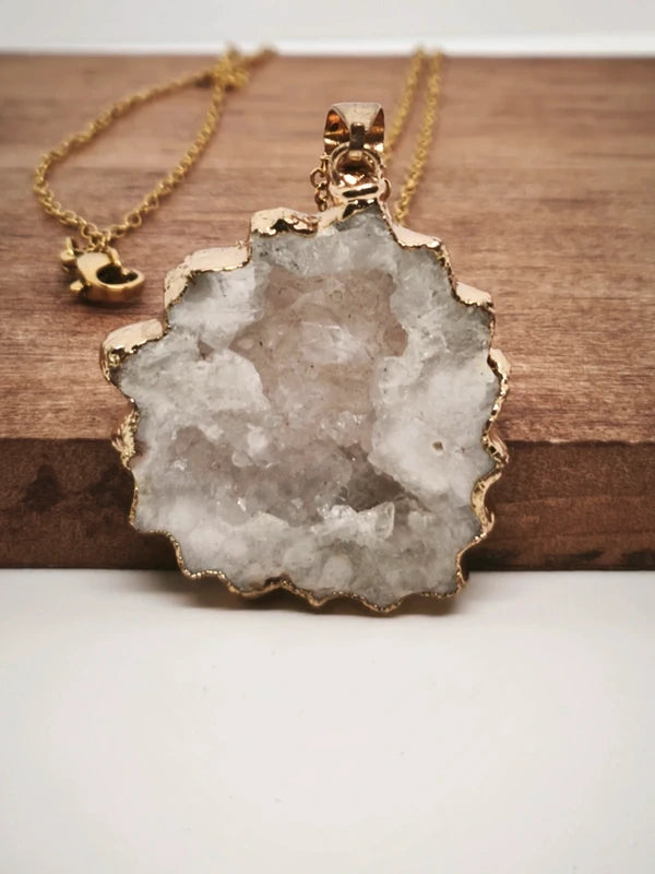 Collier en cristal de roche blanc.