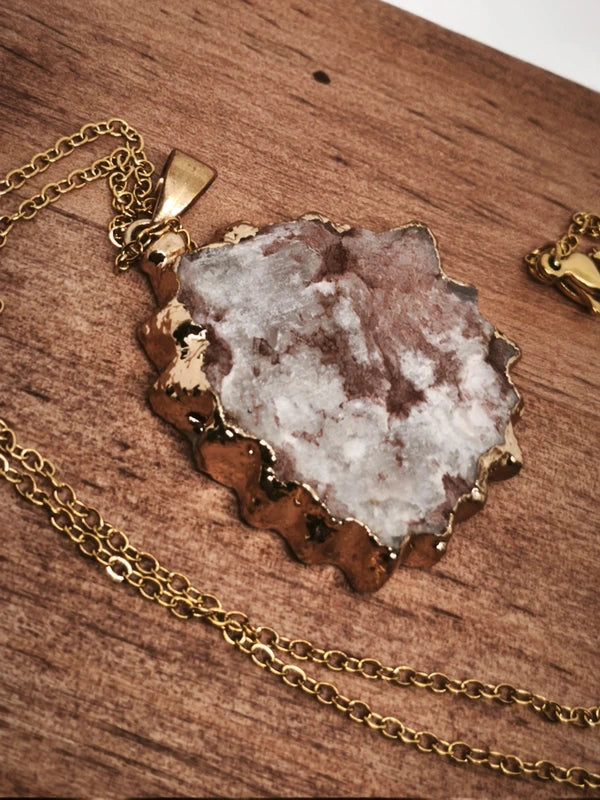 Collier en cristal de roche blanc.