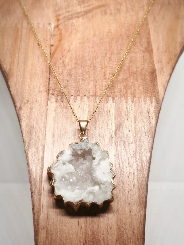 Collier en cristal de roche blanc.