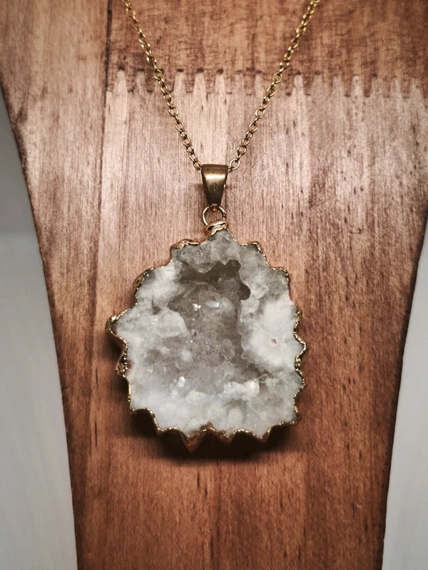Collier en cristal de roche blanc.