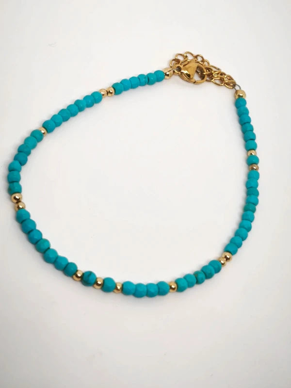 Bracelet en perles facettées d'howlite turquoise.