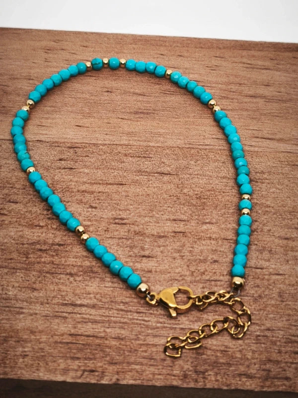 Bracelet en perles facettées d'howlite turquoise.