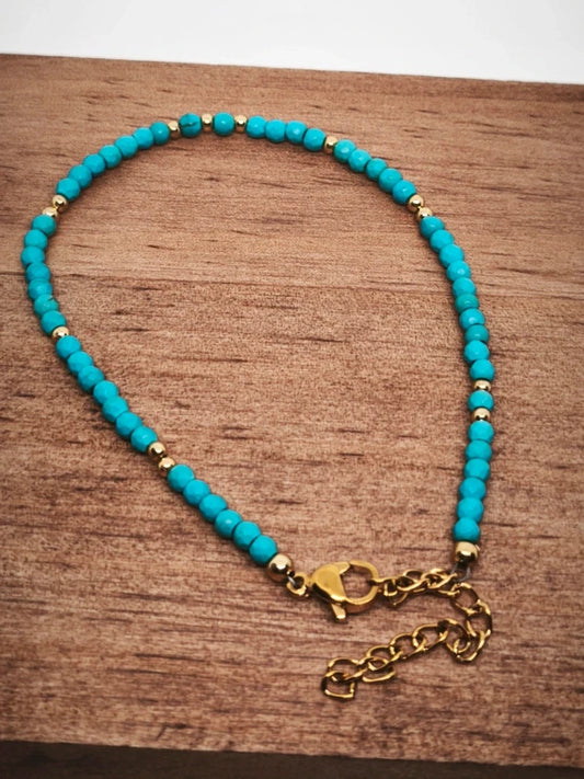 Bracelet en perles facettées d'howlite turquoise.